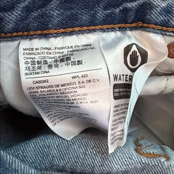 Levi’s size 26 wedgie Classic Light Blue High-Waist Distressed Hem Jeans - Picture 6 of 6